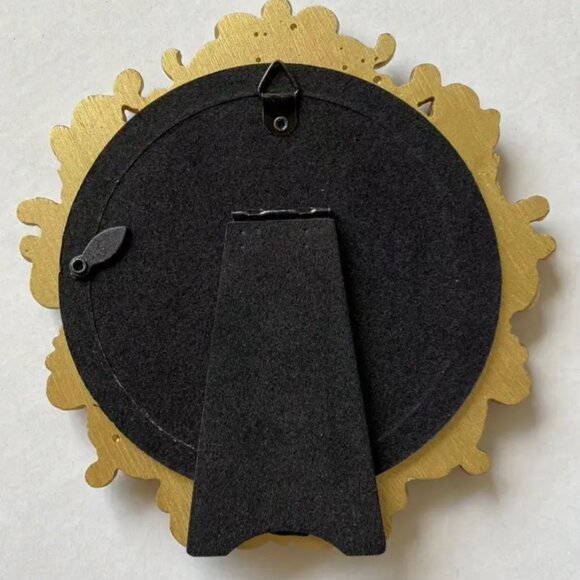 Vintage-Inspired Metal Embossed Elegant Round Photo Frame - Picture 2 of 4